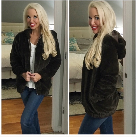 Jackets & Blazers - ❤️LAST 1! Snuggly Faux Fur Jacket!